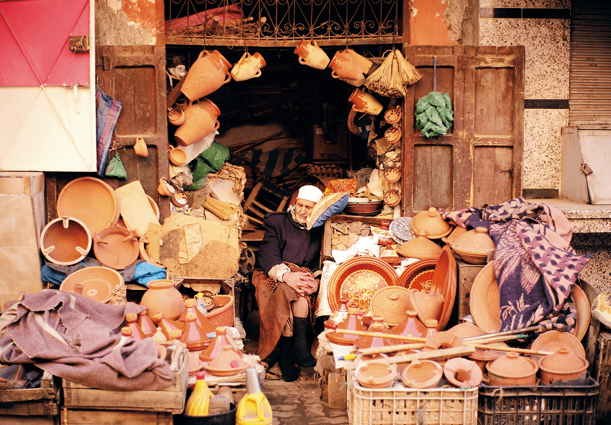2015年12月に訪れたモロッコ・マラケシュにて、午睡を貪るタジン鍋屋のおじいさんの画像