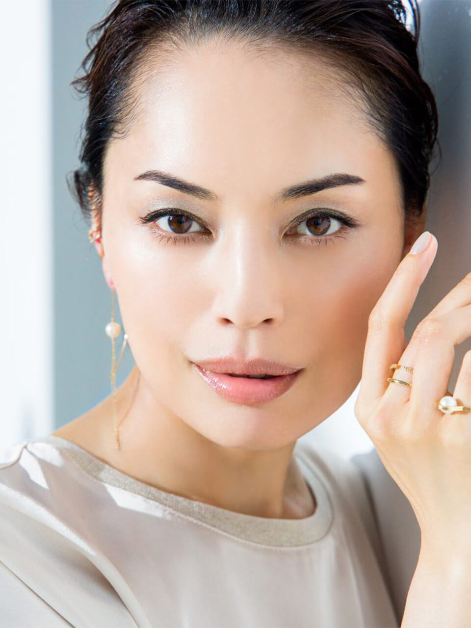 汗や皮脂で化粧崩れ必至の季節も、美肌で笑顔を貫くための必須アイテムとテクニック