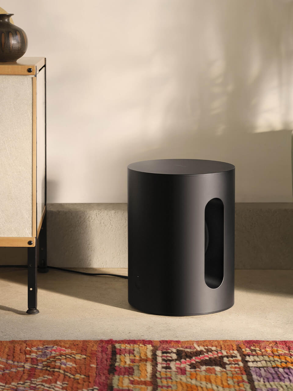 小型ボディで深く豊かな低音を実現した 円柱型サブウーファー「Sonos Sub Mini」