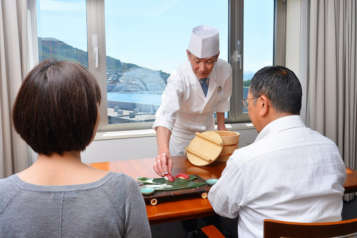 ルームサービスでの握り寿司を提供する画像