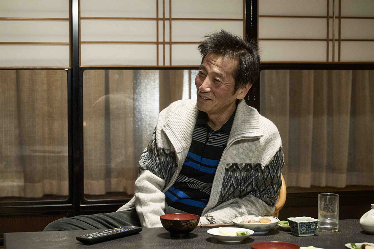 映画を中心にTVドラマや演劇と幅広く活躍する津田寛治が演じる、信三の甥・尚史の画像