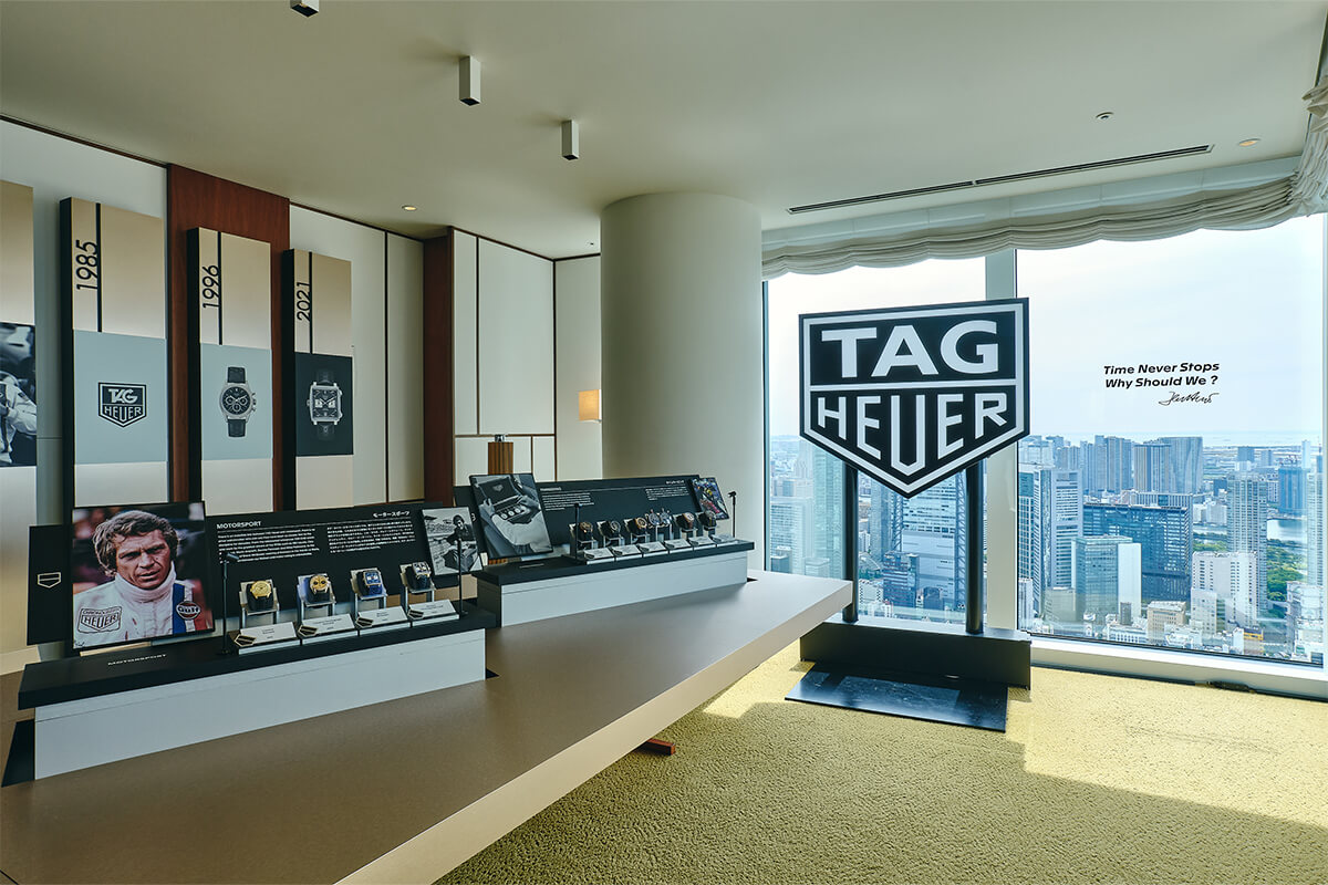 タグ・ホイヤーの貴重なアーカイブが並ぶ、東京で開催された顧客向けイベントの画像