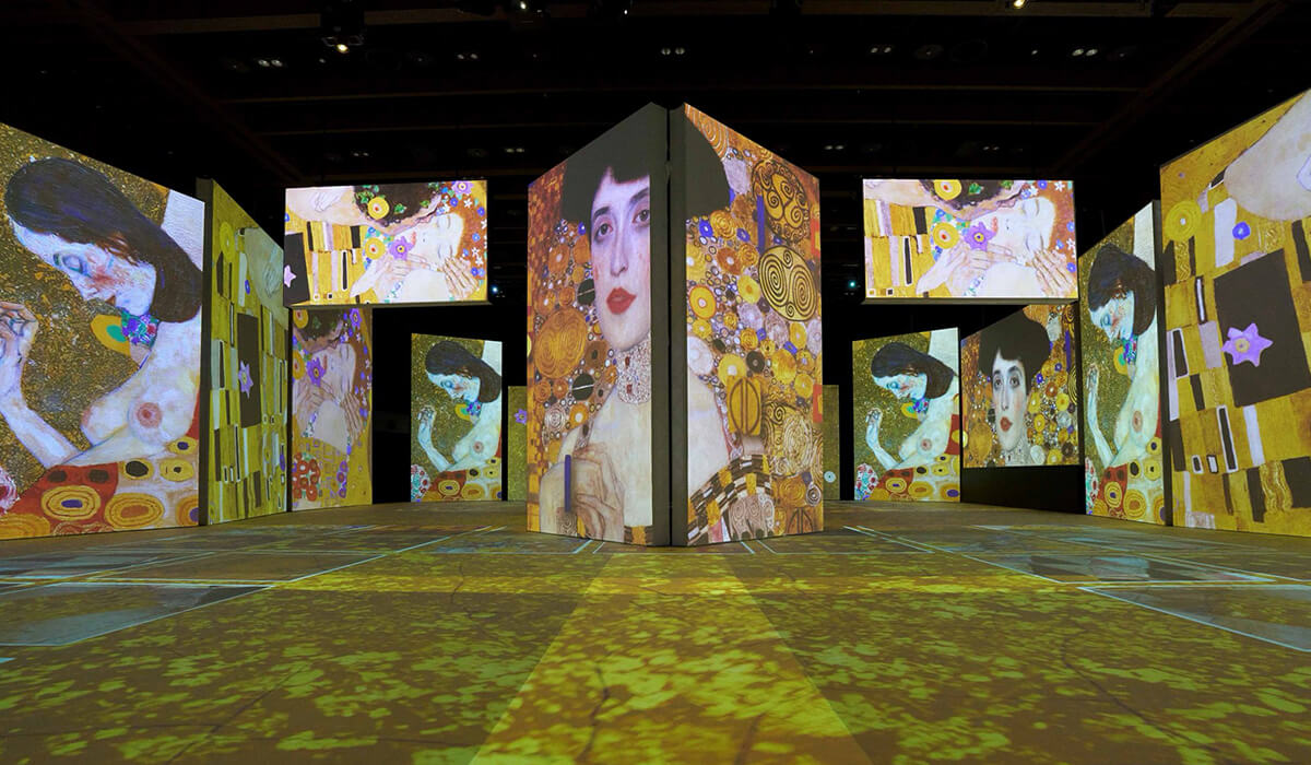 クリムトの作品群の展示の画像