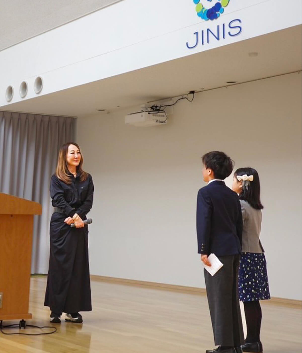 制服をデザインした『神石インターナショナルスクール』訪問時の様子の画像。
