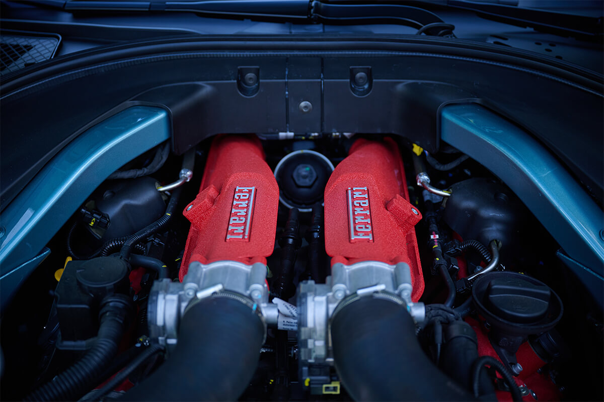 もはや定番とも言えるV8エンジンの画像