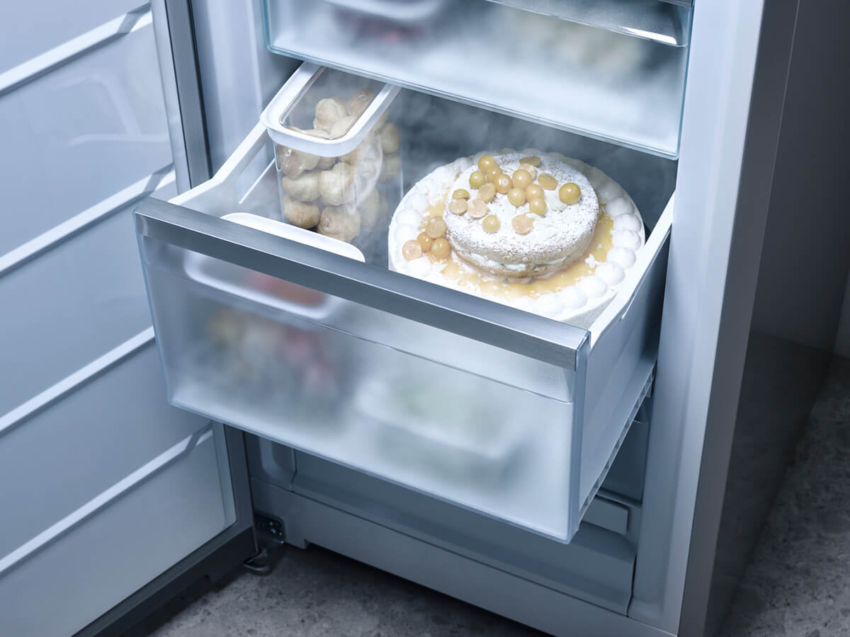 背の⾼い引き出しにホールケーキや、丸鶏などの⼤きな⾷材が収まるXXLボックスの画像