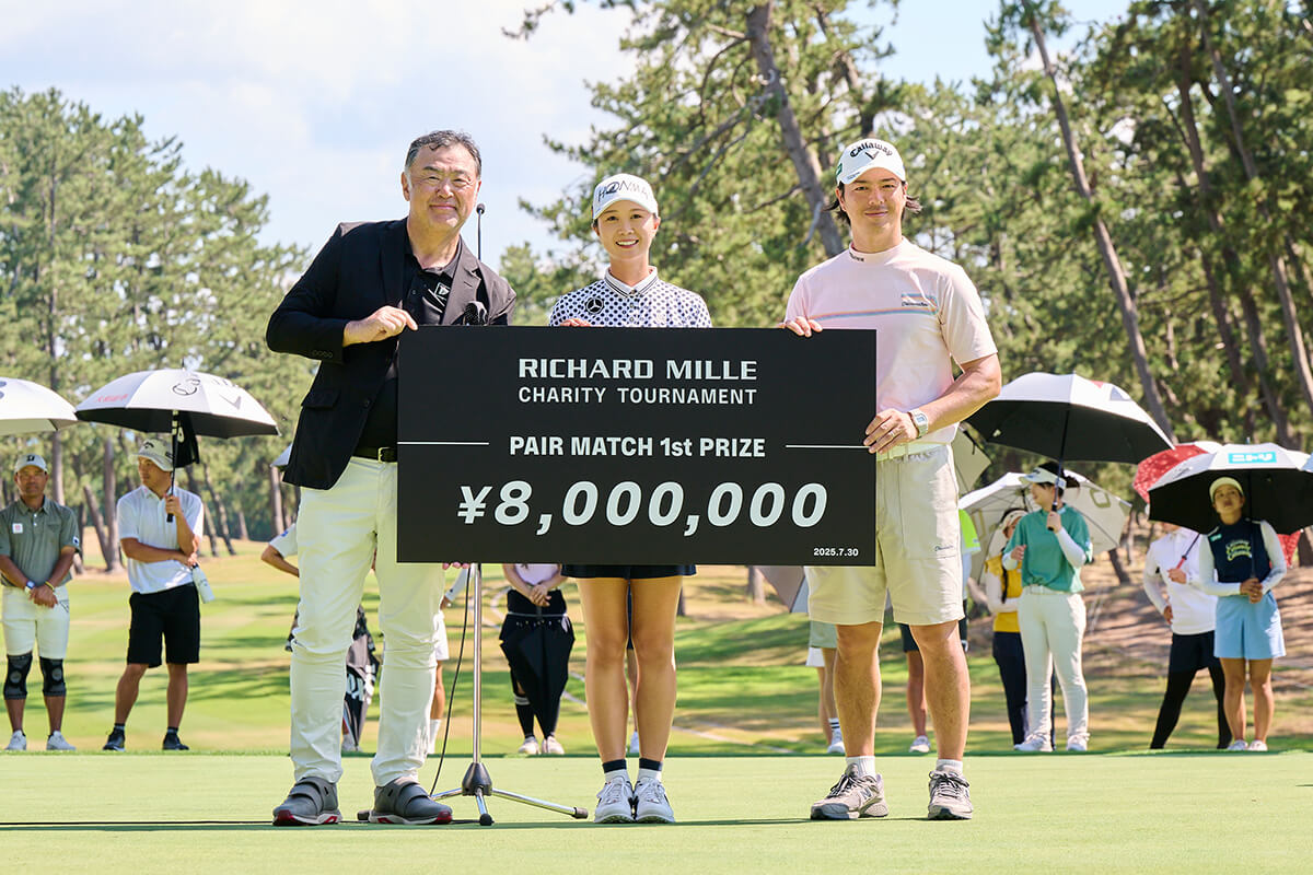 男女のプロ選手によるチャリティペアマッチで、石川遼プロと金澤志奈プロが優勝し、優勝賞金800万円を受け取っている画像