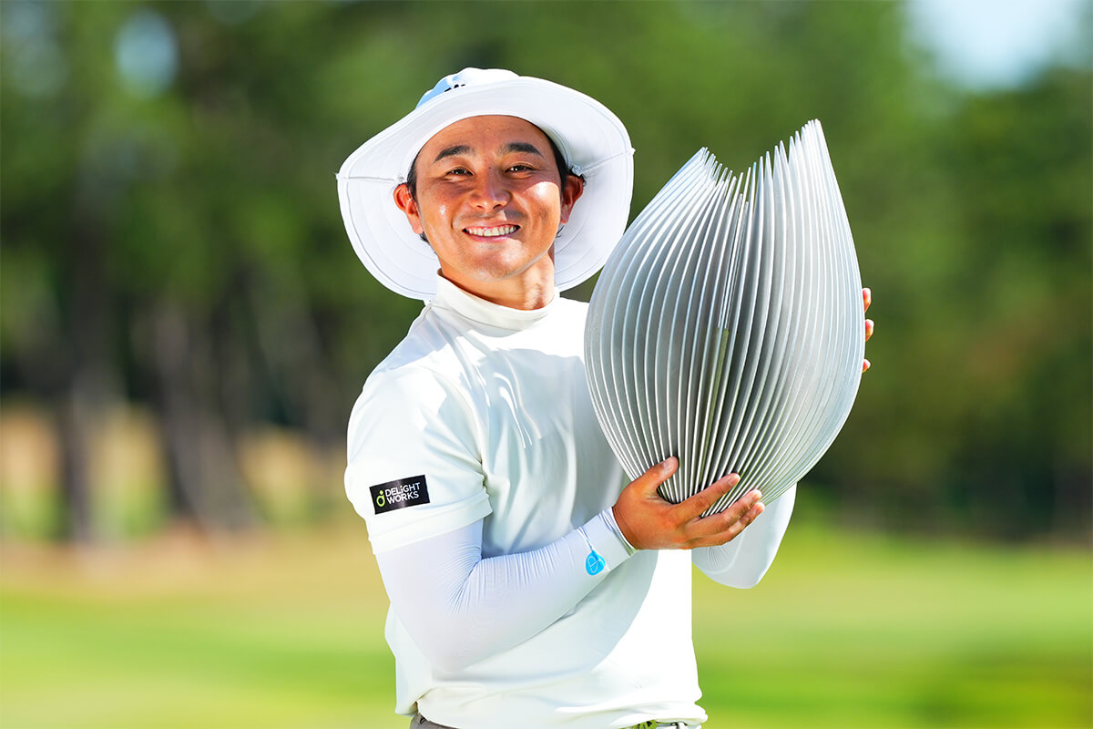 池村寛世プロが優勝し、優勝トロフィーを手にしている画像