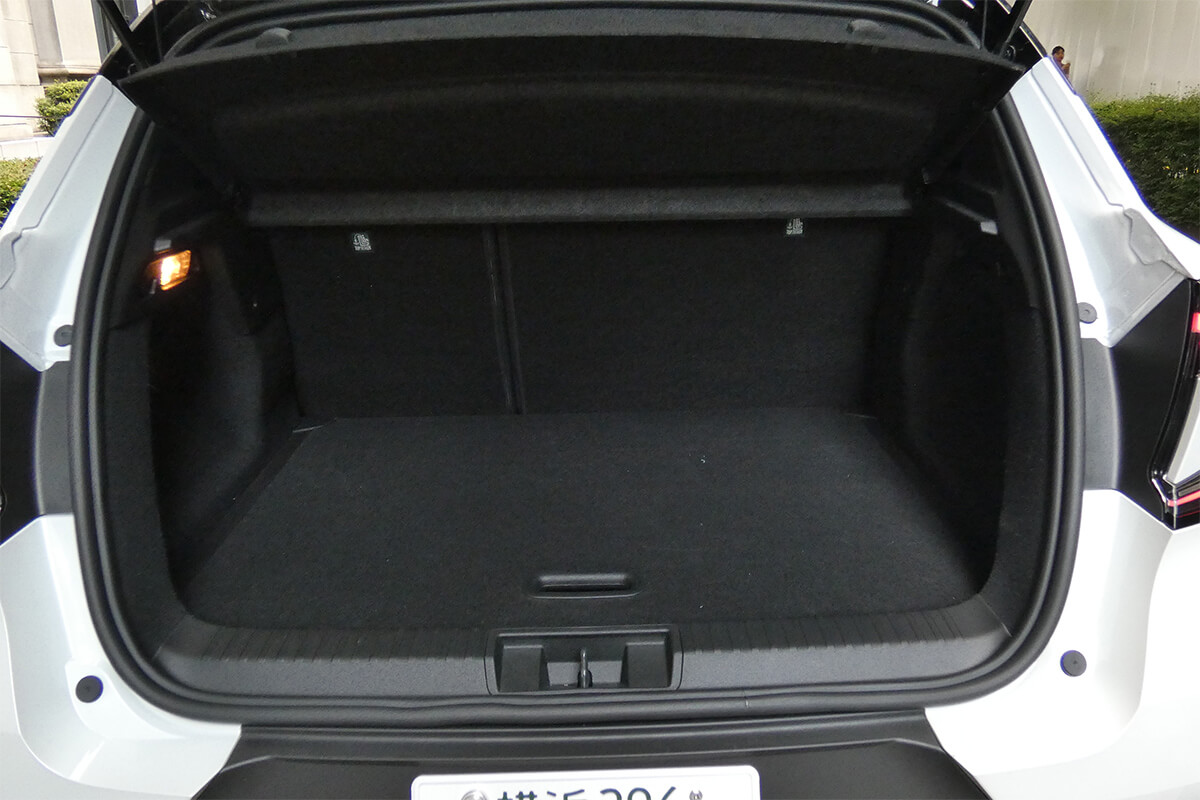 マイルドハイブリッド車のトランクの画像