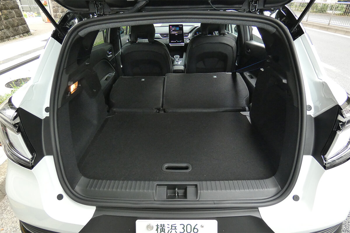 マイルドハイブリッド車のトランクの画像