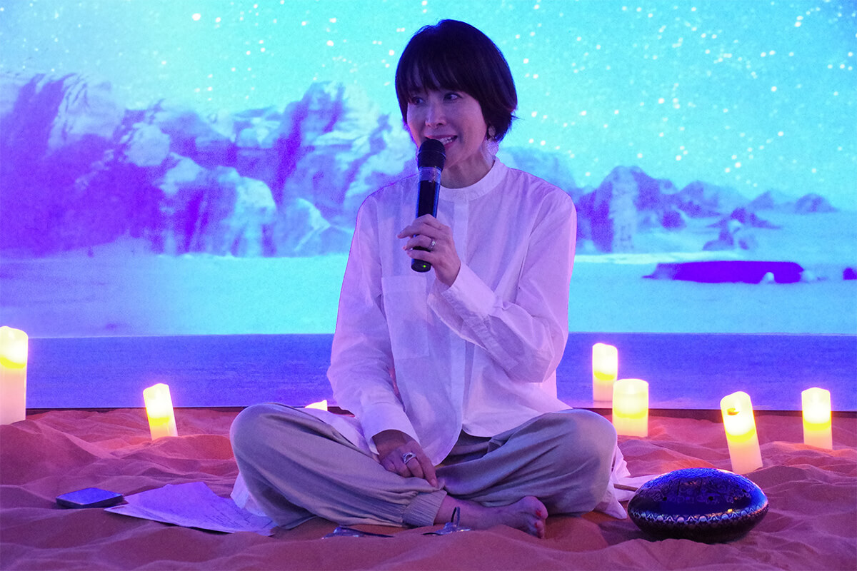 砂漠の砂上でマインドフルネスのイベントを行う内田氏の画像