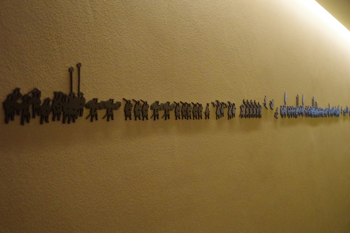 壁面アートの「参勤交代今昔物語」の画像