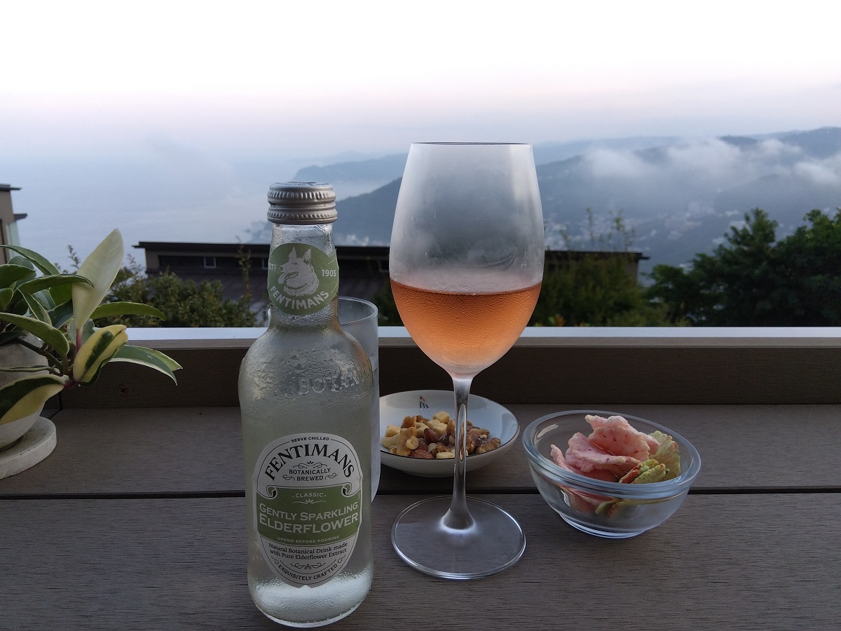 軽いつまみやアルコールの画像