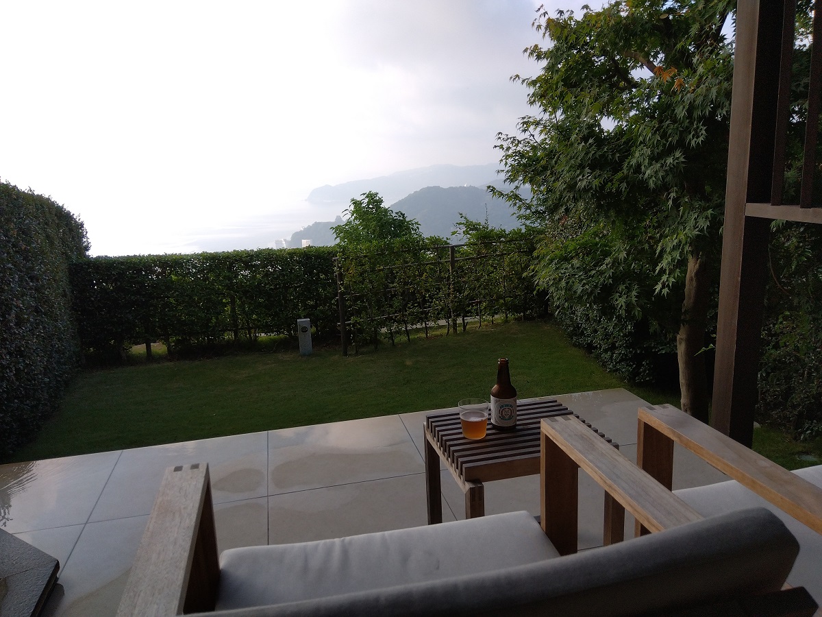 自然の中に身を置いてクラフトビールを味わう画像