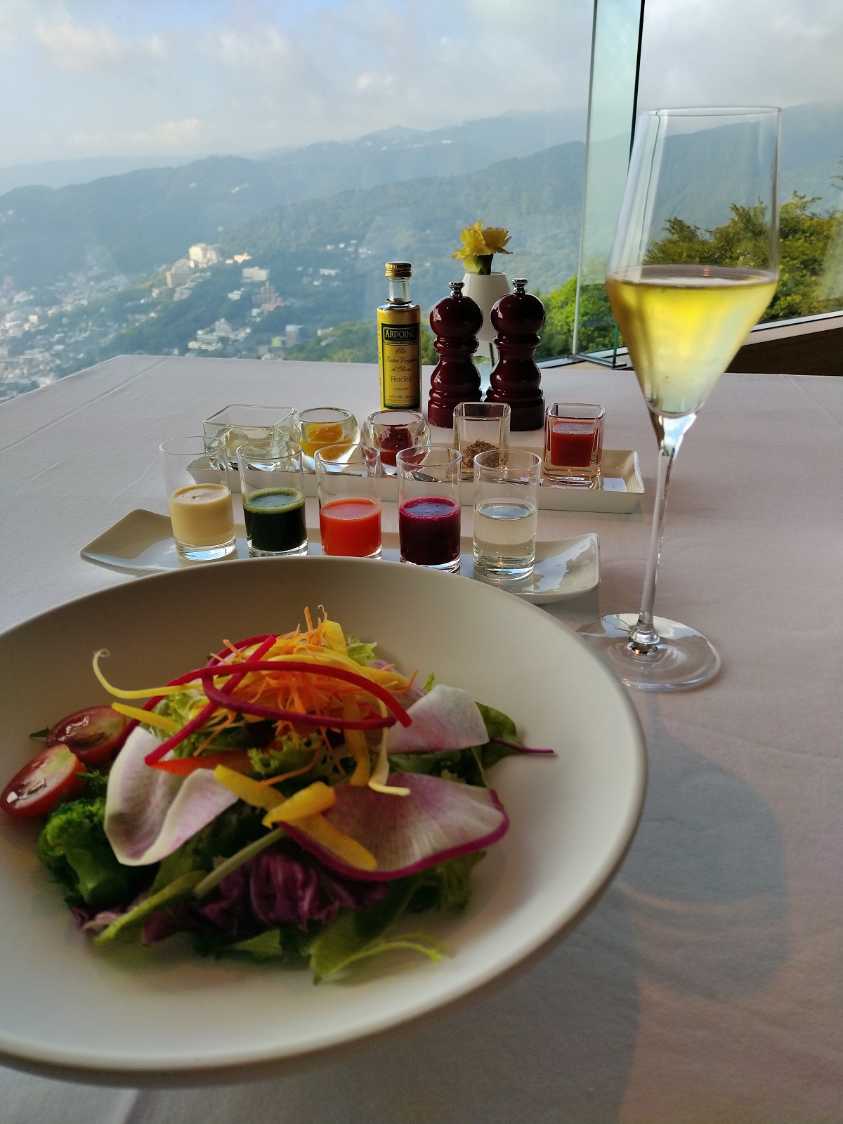 5種類のショットドリンクからスタートする朝食の画像