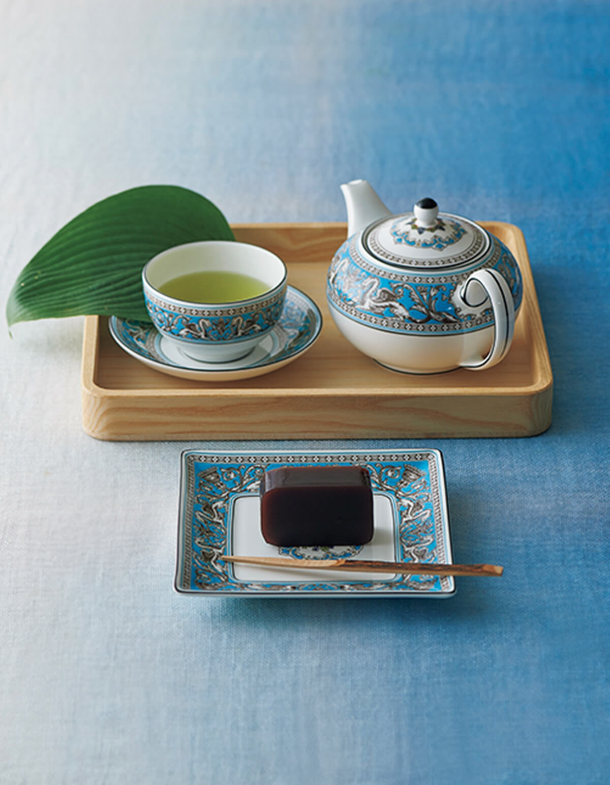 日本茶と羊羹の食器に「フロレンティーン」を使用した「新和食」のスタイルの画像