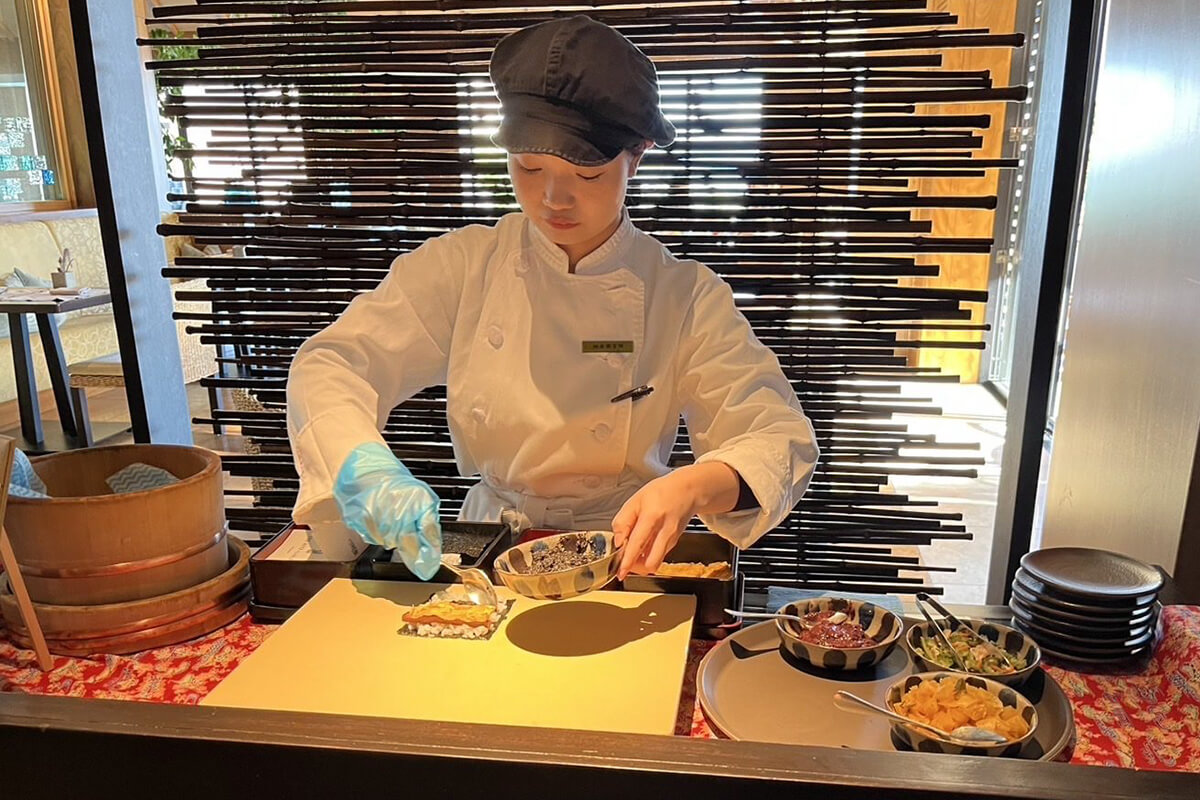 スパムおにぎりを作っている画像