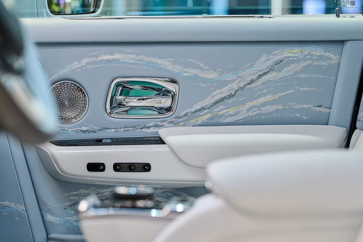 車内のインテリアの画像