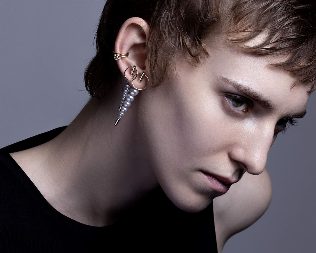 Hirotakaのジュエリーを身につけた女性の画像