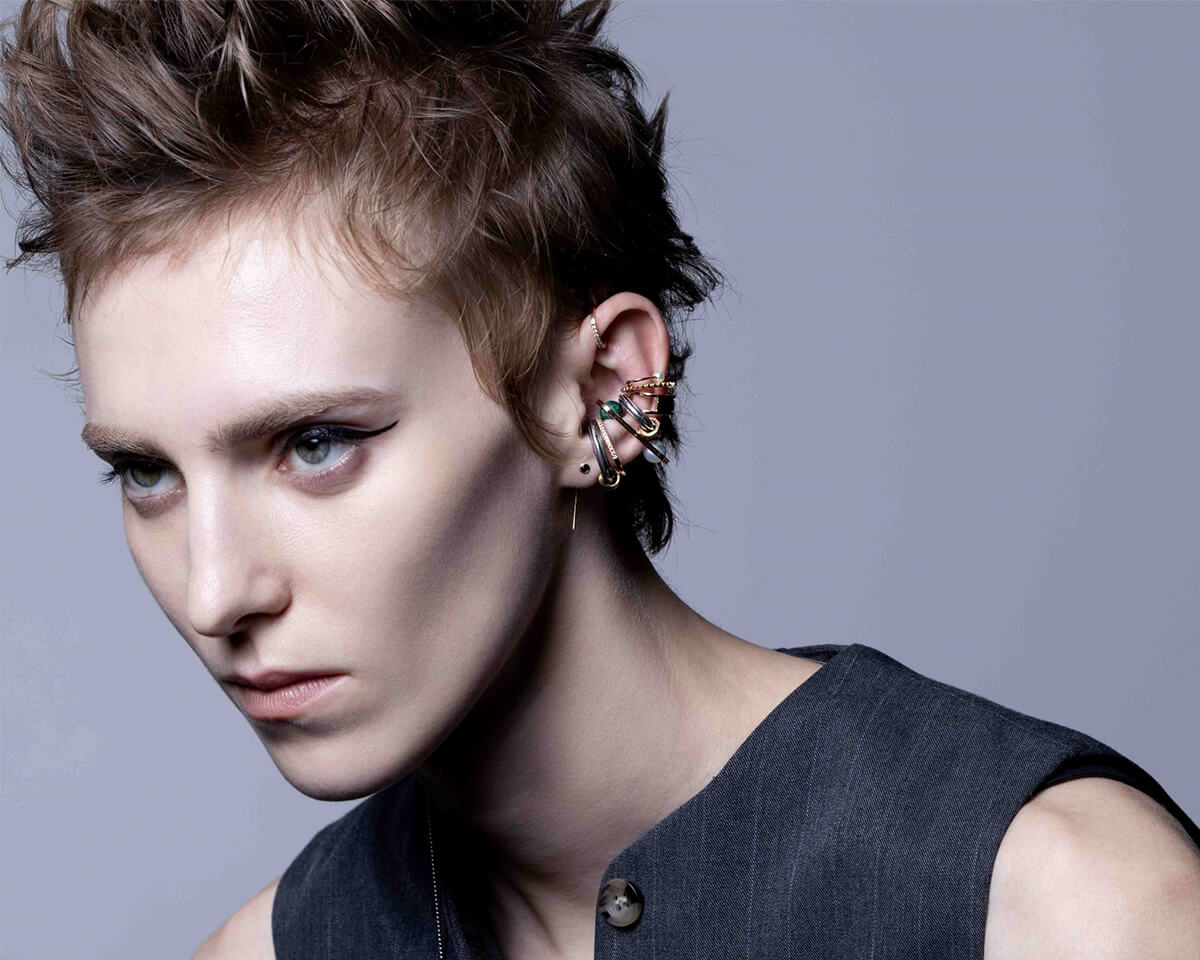 “Hirotaka”のイヤーカフをつけた女性の画像