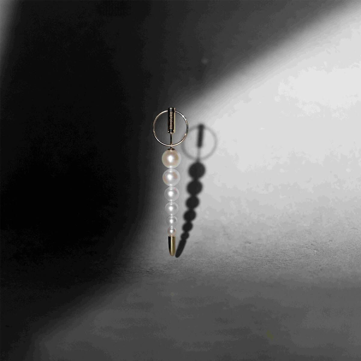 パンクチャー バック スピア ドア ノッカー パール ピアスの画像