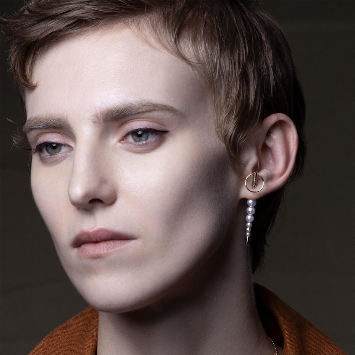 「パンクチャー」を身につけた女性の画像