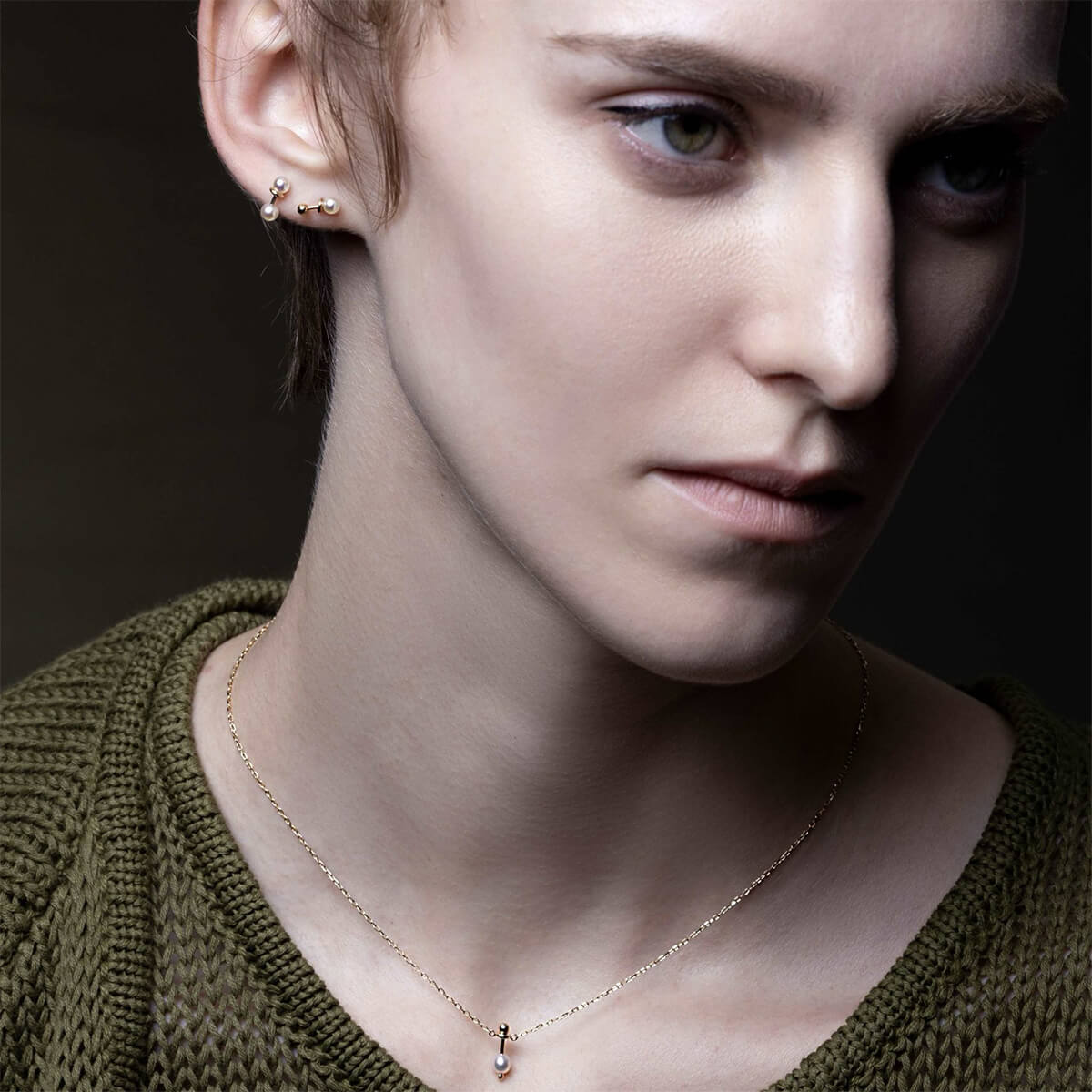 「ハニーアント」のピアスとネックレスを身につけた女性の画像