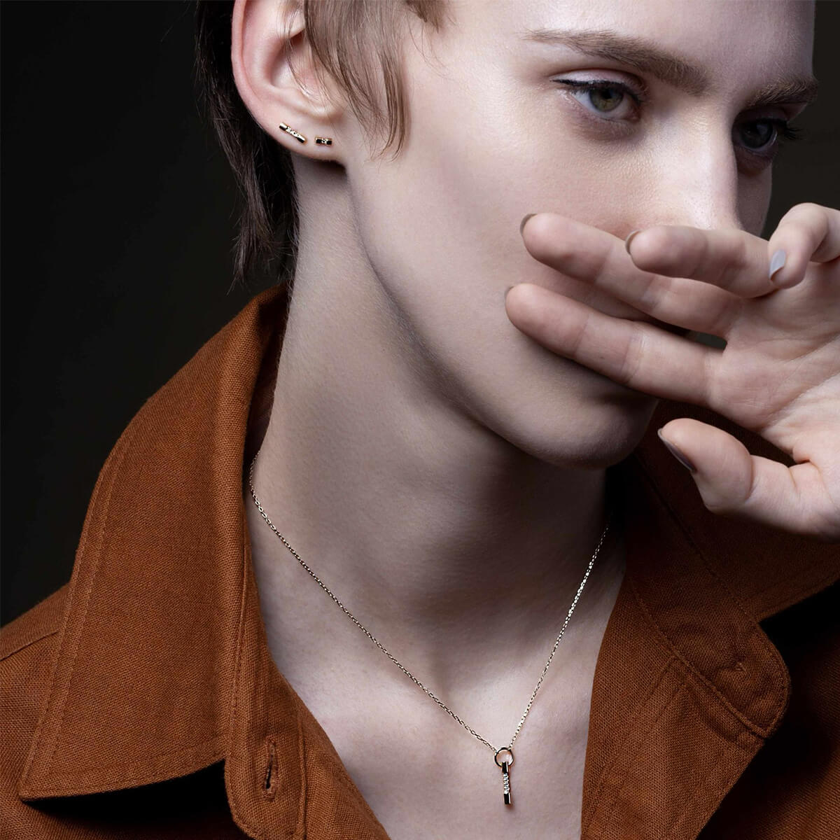 「パンクチャー」を身につけた女性の画像