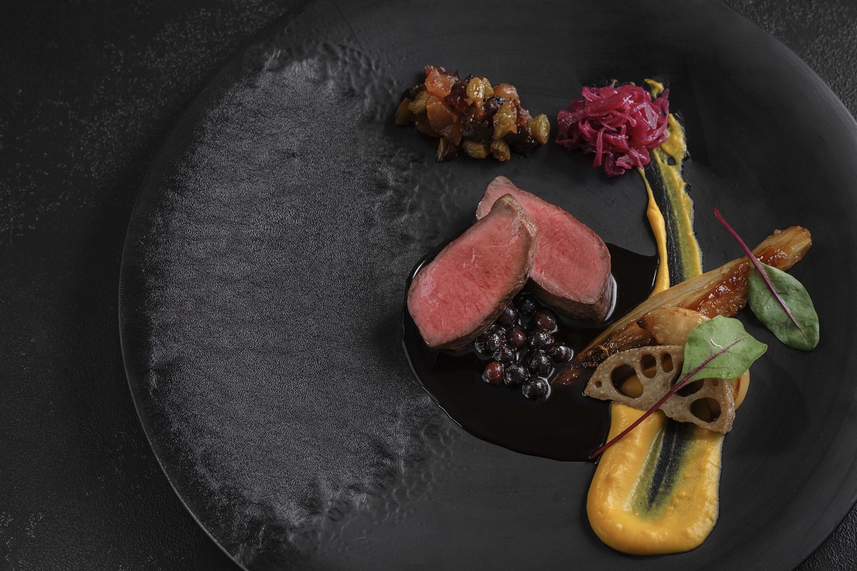 コースよりメイン「伊豆鹿のロティー ソースグランヴェヌール フルーツコンディマン添え」の画像