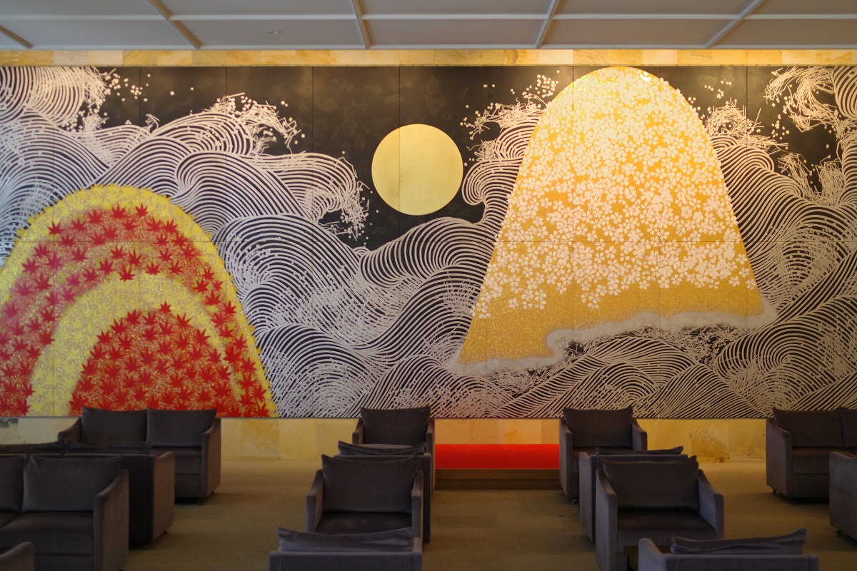 日本画家、加山又造による壁画「春秋波濤(しゅんじゅうはとう)」の画像