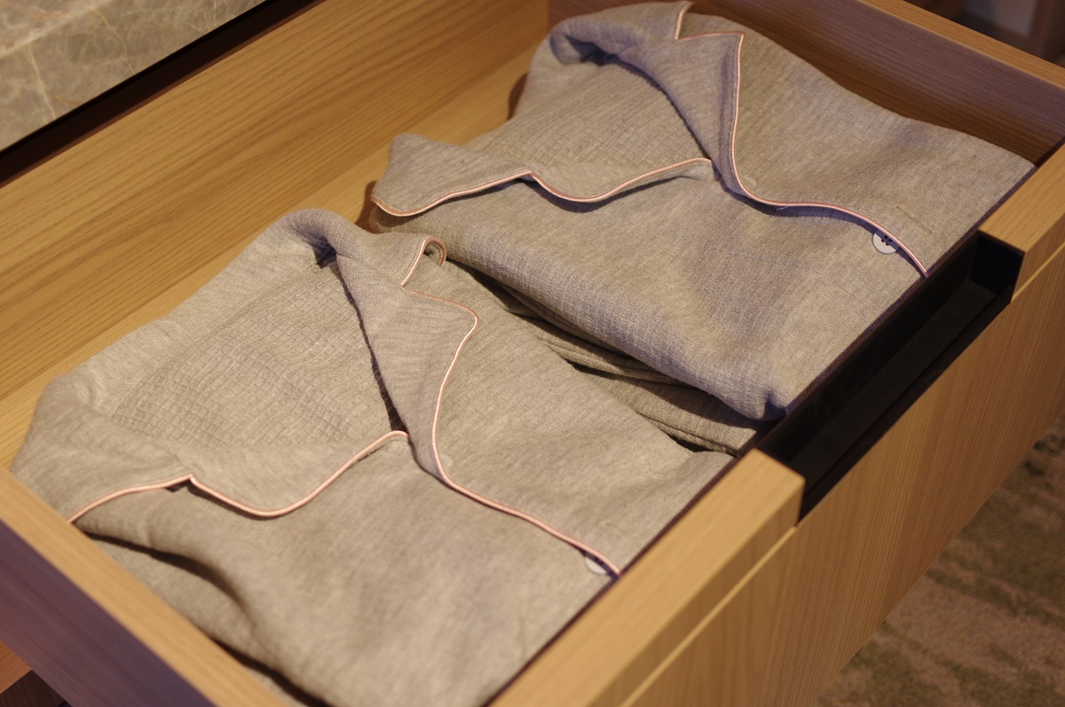 クローゼットに用意されたオリジナルのパジャマの画像