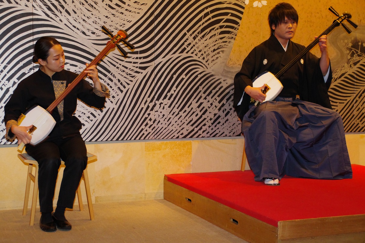 スタッフも熱演している画像