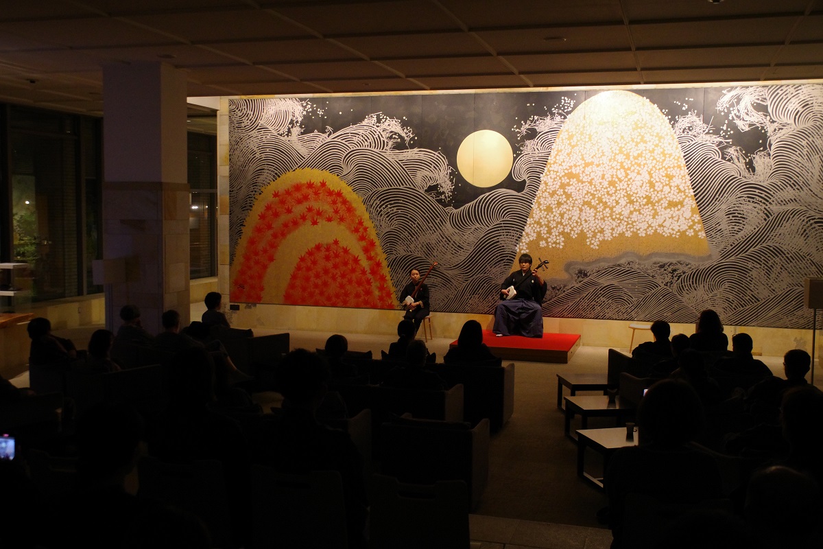 大壁画「春秋波濤」と津軽三味線が一体化した舞台。