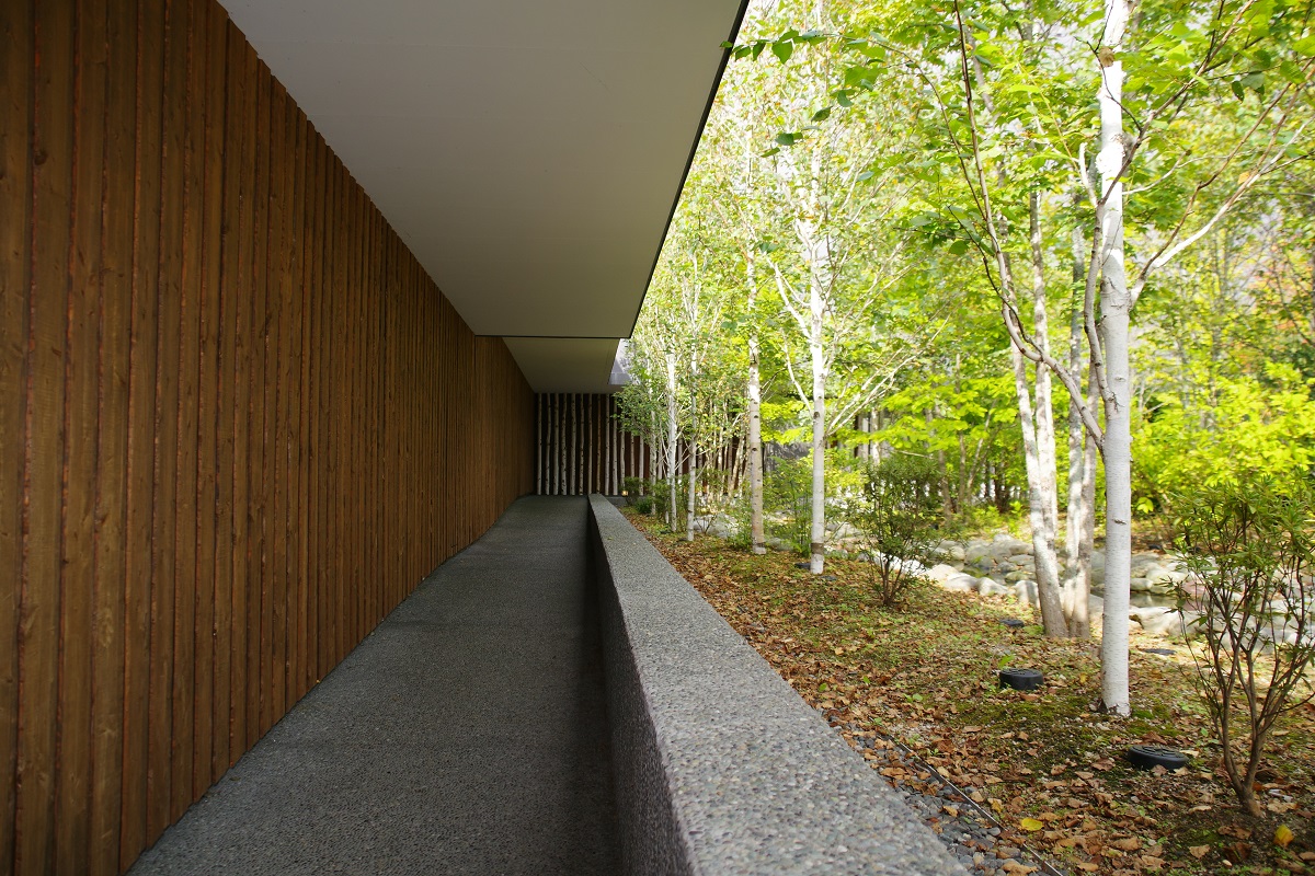 エントランスロビーへと続く通路の画像