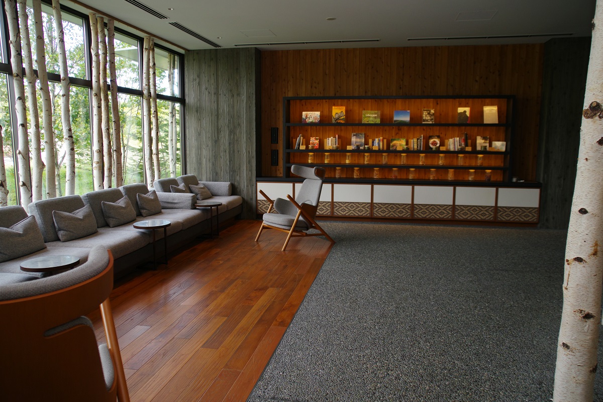 アイヌ文化に関する書籍や雑誌を集めたトラベルライブラリーの画像