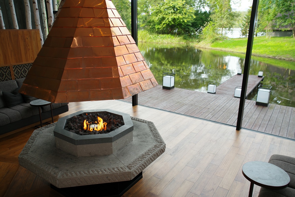 暖炉に火が入っている画像