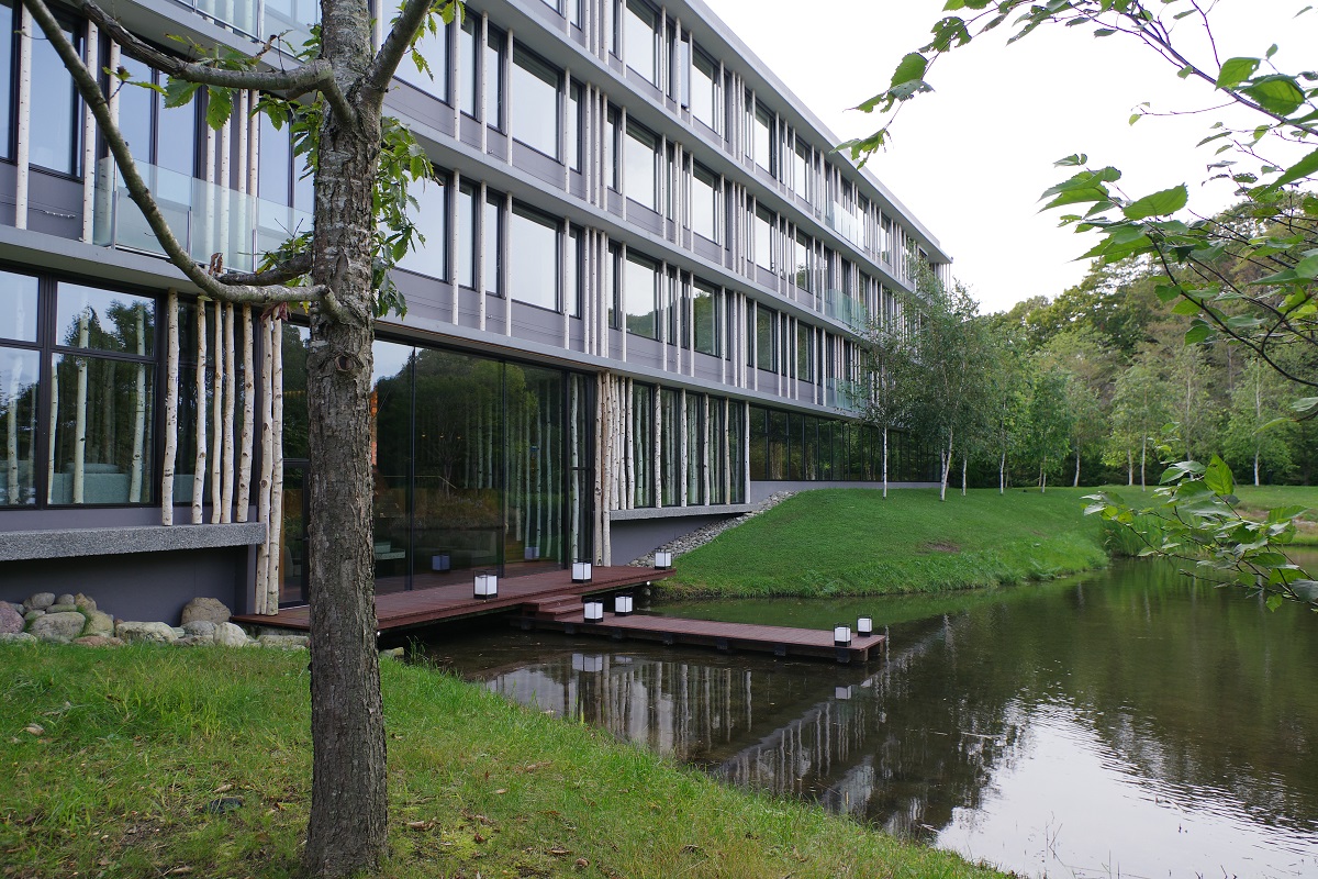 敷地内にポロト湖の水をを引き込んでいる画像