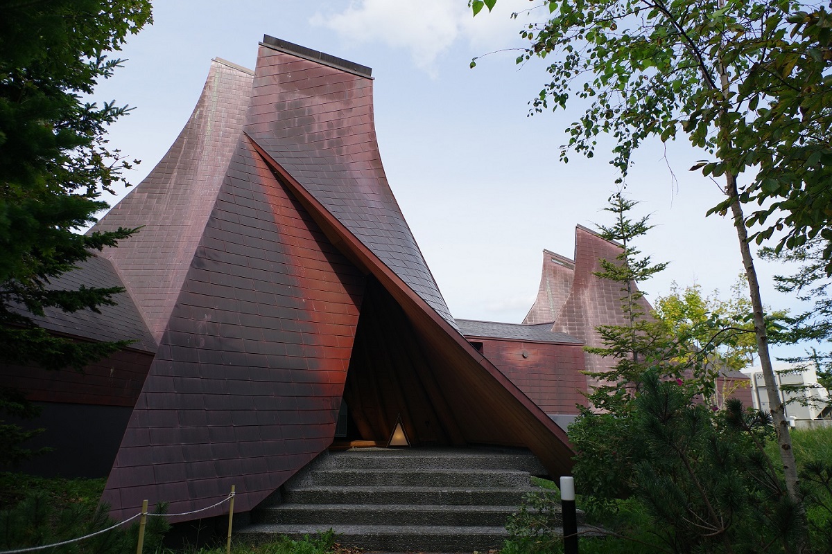 アイヌ建築「ケトゥンニ」から着想を得ている三角屋根の画像