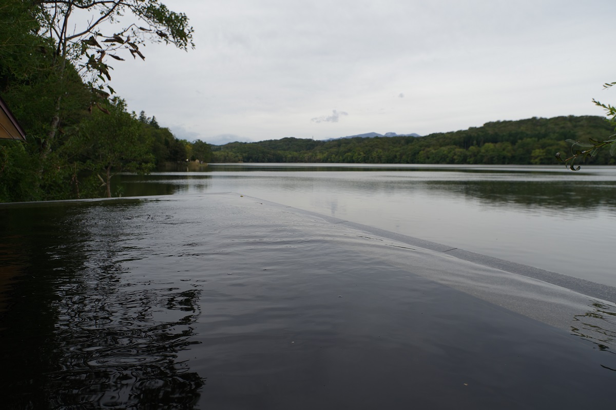露天風呂の先はポロト湖へと続いている画像