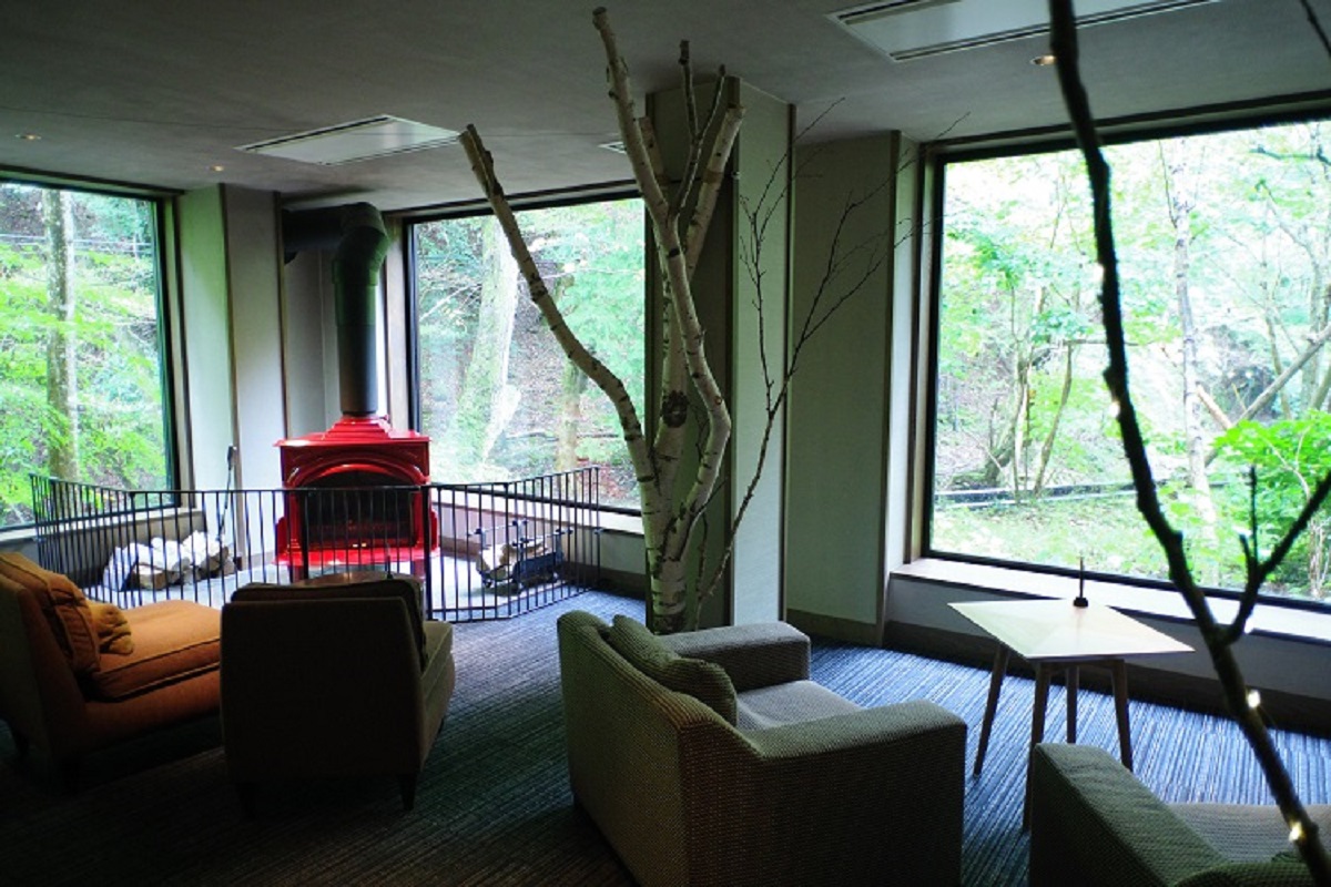 自然の森に包まれた「サロン 1050」の画像