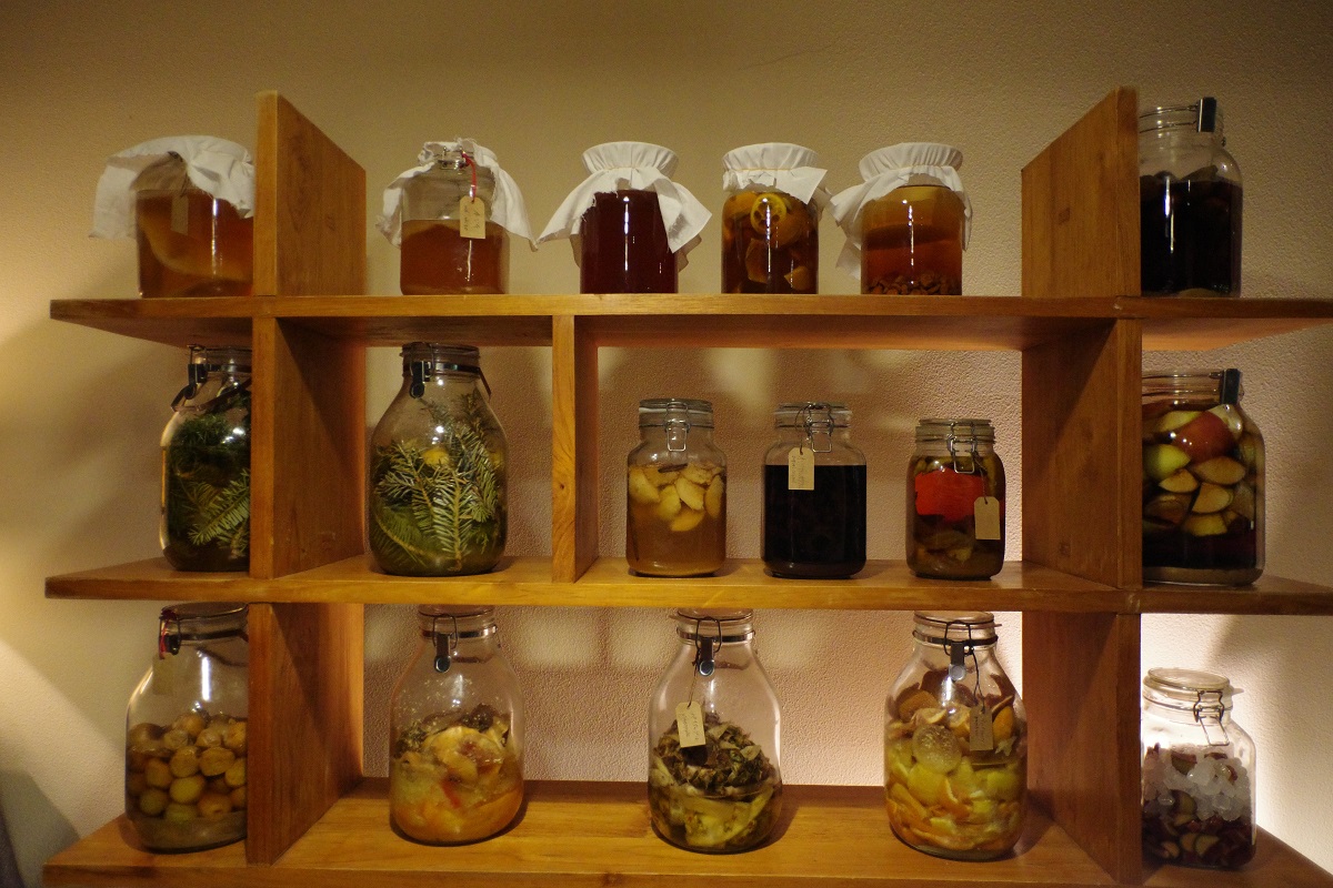 まるでラボのように、さまざまなハーブやフルーツなどを発酵させている画像