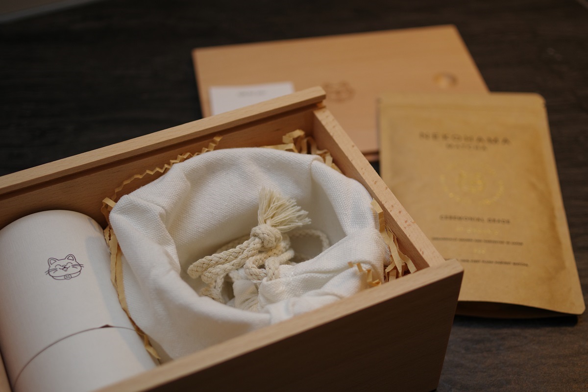 「NEKOHAMA」の抹茶、茶箱の中の茶器などの画像