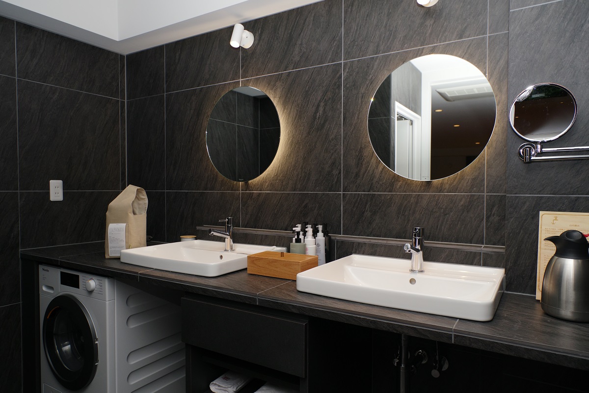 シンク脇にある「ミーレ」の洗濯乾燥機の画像