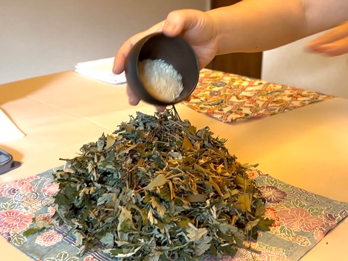 ドライフーチバーに、ハーブとお米をまとめていく様子の画像