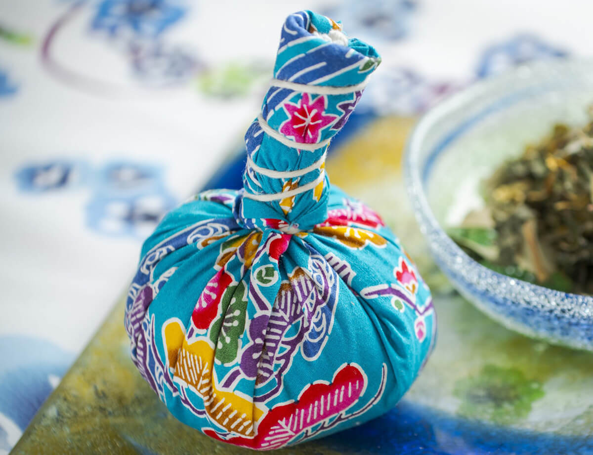 こぶし大にまとまったハーバルボールの画像