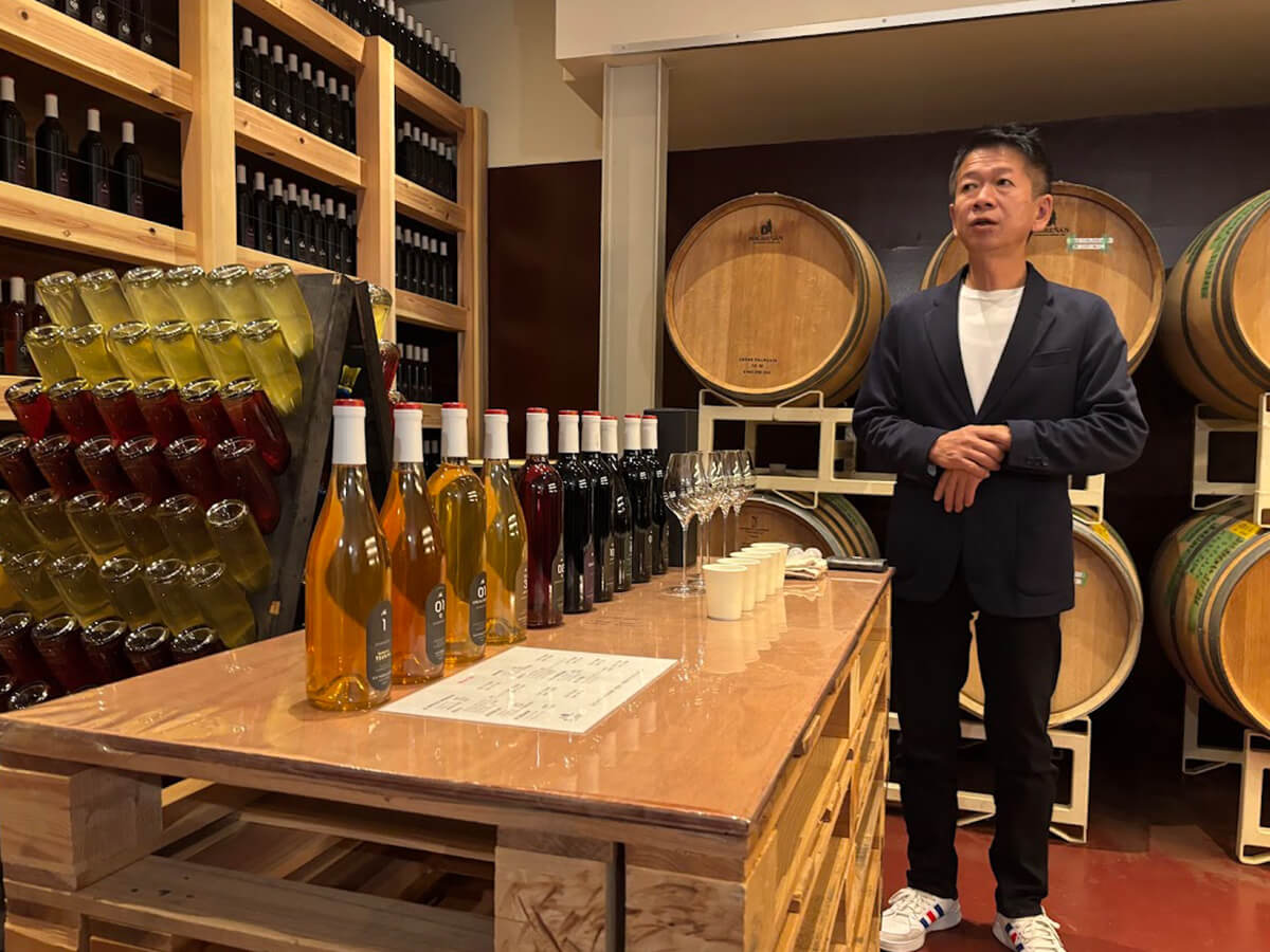 セラー内にある試飲スペースにワインが並ぶ画像