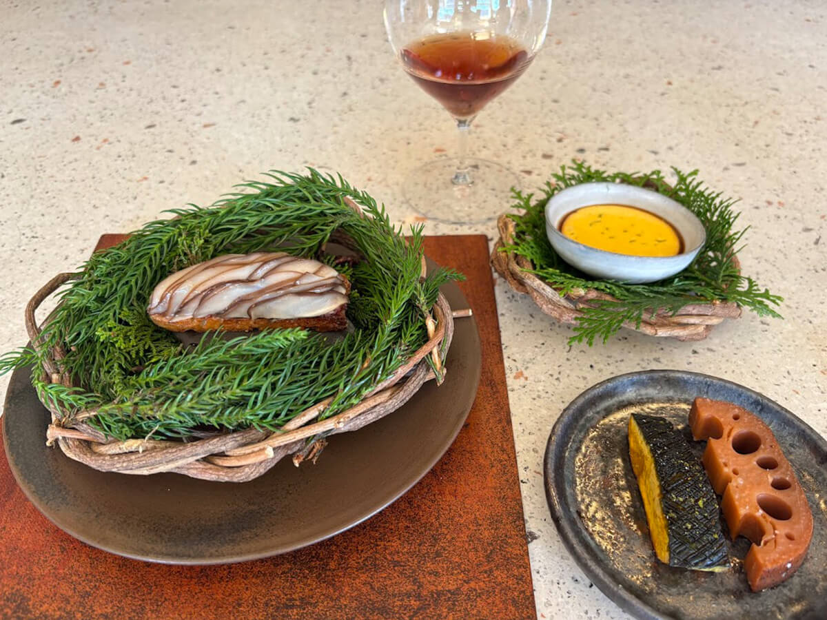 椎茸のクロスティーニ、カボチャとレンコン、そして、へしこの糠と卵黄のソースの画像