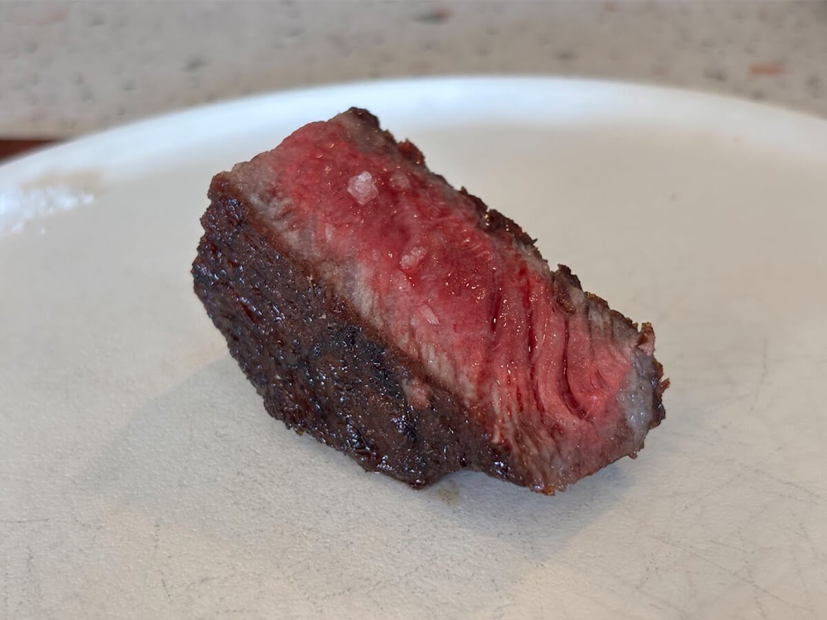 表面はしっかりと焼かれて、中はジューシーな極上の牛肉の画像