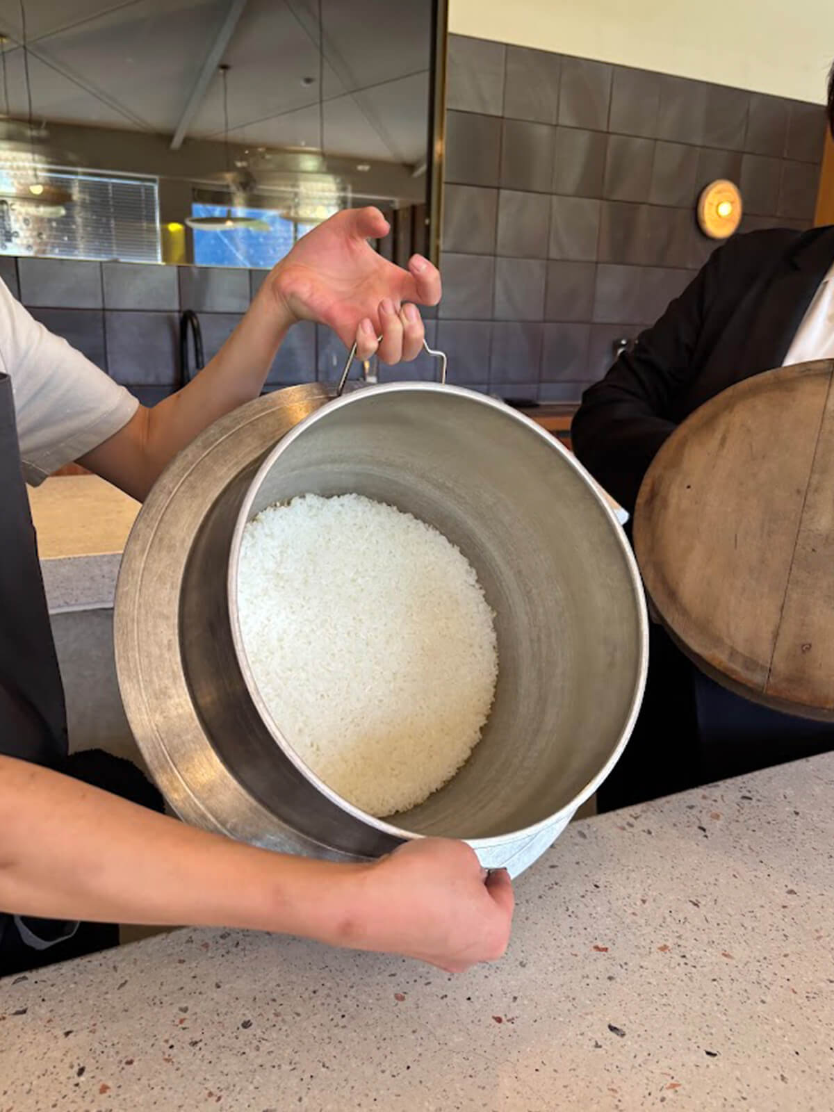 炊き立てのかまどご飯の画像