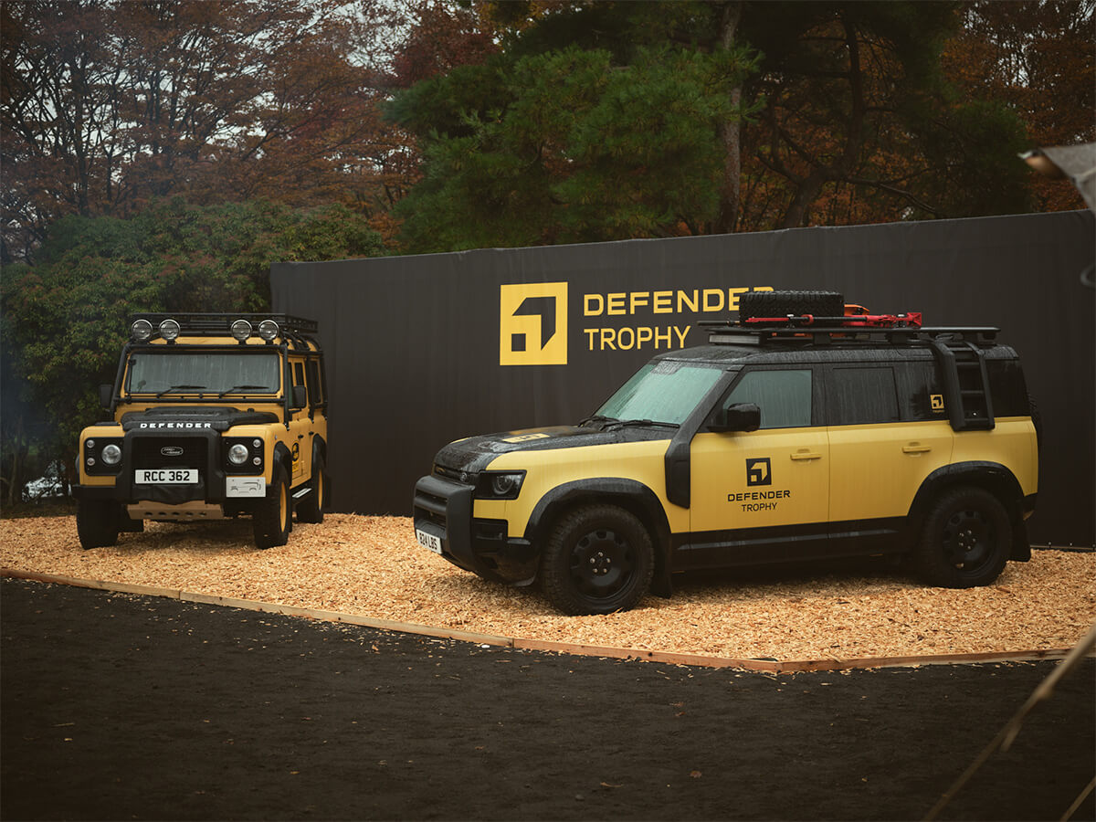 1991年に「ディフェンダー」と名付けられた初期モデル(左)と「DEFENDER TROPHY EDITION CURATED FOR JAPAN(右)」の画像
